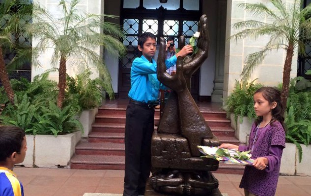 Marlon Alvarado Pop, en representación de todos los jóvenes que exigen una educación digna cambia solemnemente la Rosa de La Paz. Palacio Nacional. Ciudad de Guatemala.