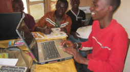 Favorecer el acceso a la informática de jóvenes en situación de pobreza