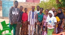 Encuentro entre tradición y compromiso ciudadano: la corte real de Paspanga acoge a un grupo de jóvenes de ATD Cuarto Mundo